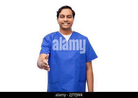 Glücklicher indischer männlicher Arzt, der Hand zum Händeschütteln gibt Stockfoto