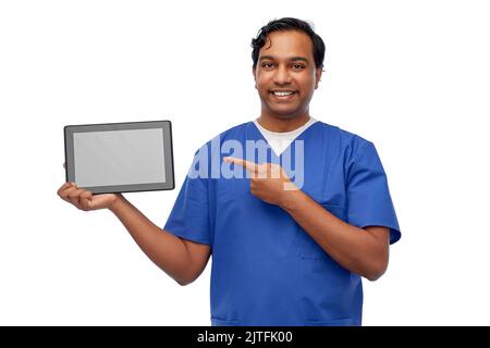 Glücklicher Arzt oder Krankenpfleger, der einen Tablet-Computer zeigt Stockfoto