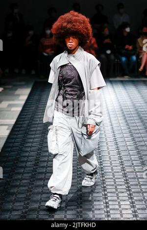 Tokio, Japan. 30. August 2022. Eine Modelmarke mit der Marke Hidesign geht während der Rakuten Fashion Week TOKYO Frühjahr/Sommer-Kollektion 2023 auf die Piste. Die Fashion Week läuft vom 29. August bis zum 3. September. (Bild: © Rodrigo Reyes Marin/ZUMA Press Wire) Stockfoto