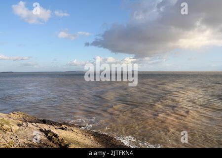 Die Severn-Mündung von Barry Island, Wales Küste, Großbritannien, walisische Küste. Britische Küste. Malerischer Blick auf das Meer und den Himmel, Tageslicht Stockfoto