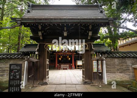 Die haiden-Andachtshalle scheint vom Torii-Eingangstor am Akasaka Hikawa-Schrein in Akasaka, Tokio, Japan, zu stammen. Der im Gongen zukuri-Stil gehaltene Schrein wurde 1730 erbaut. Stockfoto