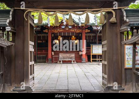 Die haiden-Andachtshalle scheint vom Torii-Eingangstor am Akasaka Hikawa-Schrein in Akasaka, Tokio, Japan, zu stammen. Der im Gongen zukuri-Stil gehaltene Schrein wurde 1730 erbaut. Stockfoto