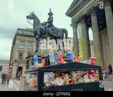 Glasgow, Schottland, Großbritannien 30.. August 2022. Der kegelförmige Mann die Stadt-Ikone ist ein Chaos für die Touristen. Council bin Strike sieht Council Clean George Square City Chambers Area Hauptquartier, während Buchanan Street der Stil Meile von schottland seine Premier Einkaufsstraße stinkt..Credit Gerard Ferry/Alamy Live News Stockfoto