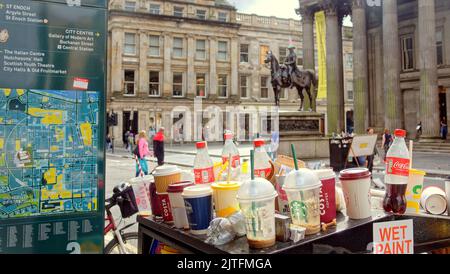 Glasgow, Schottland, Großbritannien 30.. August 2022. Der kegelförmige Mann die Stadt-Ikone ist ein Chaos für die Touristen. Council bin Strike sieht Council Clean George Square City Chambers Area Hauptquartier, während Buchanan Street der Stil Meile von schottland seine Premier Einkaufsstraße stinkt..Credit Gerard Ferry/Alamy Live News Stockfoto