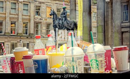 Glasgow, Schottland, Großbritannien 30.. August 2022. Der kegelförmige Mann die Stadt-Ikone ist ein Chaos für die Touristen. Council bin Strike sieht Council Clean George Square City Chambers Area Hauptquartier, während Buchanan Street der Stil Meile von schottland seine Premier Einkaufsstraße stinkt..Credit Gerard Ferry/Alamy Live News Stockfoto