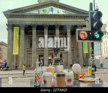 Glasgow, Schottland, Großbritannien 30.. August 2022. Der kegelförmige Mann die Stadt-Ikone ist ein Chaos für die Touristen. Council bin Strike sieht Council Clean George Square City Chambers Area Hauptquartier, während Buchanan Street der Stil Meile von schottland seine Premier Einkaufsstraße stinkt..Credit Gerard Ferry/Alamy Live News Stockfoto