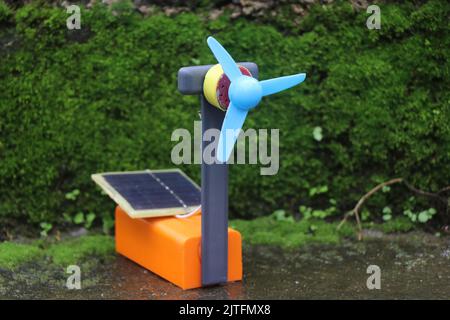 Solar-Windmühle aus 3D gedruckten Teilen und einem kleinen Solarpanel Stockfoto