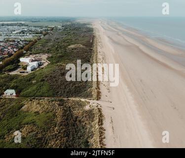 Drohnenfoto eines Strandes von Mablethorpe, Drohnenfotografie, Mablethorpe, England, Großbritannien Stockfoto