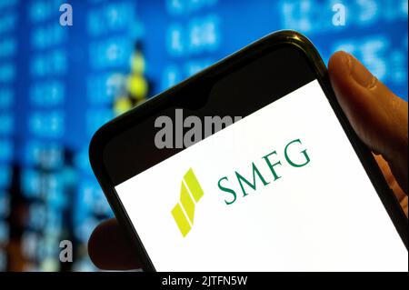 In dieser Abbildung wird das japanische multinationale Banken- und Finanzunternehmen Sumitomo Mitsui Financial Group SMFG-Logo auf einem Smartphone-Bildschirm angezeigt. Stockfoto