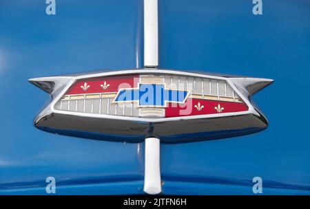 Ein Chevrolet-Logo/Emblem auf einem alten Chevrolet-Wagen der 50er Jahre, das auf einer antiken Automobilausstellung auf Cape Cod, USA, ausgestellt ist Stockfoto