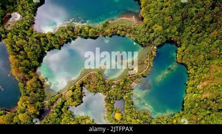 Plitvicer Seen, Kroatien. Nacionalni Park Plitvicka jezera. Nationalpark Plitvicer Seen. Luftaufnahme. BILD VON SAM BAGNALL Stockfoto