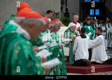 Vatikan, Vatikan. 30. August 2022. Italien, Vatikan, 2022/08/30 Papst Franziskus hat den Vorsitz über eine Heilige Messe für die neuen Kardinäle im Petersdom, Vatikanstadt, nahmen rund 190 Kardinäle aus aller Welt an einer zweitägigen Begegnung im Vatikan Teil. Die Versammlung wird am Abend des 30. August nach der Feier der Heiligen Messe unter dem Vorsitz des PontiffPhotograph von Vatican Mediia/Catholic Press Photo aufgelöst. BESCHRÄNKT AUF REDAKTIONELLE VERWENDUNG - KEIN MARKETING - KEINE WERBEKAMPAGNEN. Kredit: Unabhängige Fotoagentur/Alamy Live Nachrichten Stockfoto