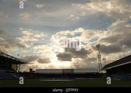 Peterborough, Großbritannien. 30. August 2022. Die untergehende Sonne hinter der London Road beim Spiel Peterborough United gegen Stevenage, der EFL Papa John's Trophy, im Weston Homes Stadium, Peterborough, Cambridgeshire. Kredit: Paul Marriott/Alamy Live Nachrichten Stockfoto