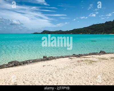 Weißer Sandstrand, tropische Insel mit türkisfarbenem Wasser und hellblauem Himmel. Kristallklares Meer und Berghügel. Schöne Natur Hintergrund. Reisen, Abenteuer, Konzeptbild. Beliebtes Touristenziel Stockfoto