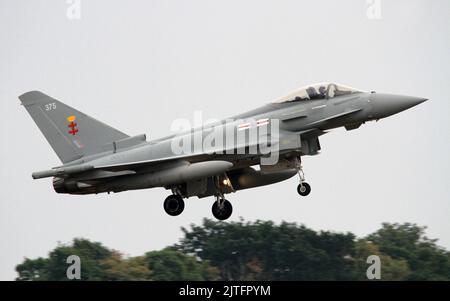 Die Taxis von RAF Euro Fighter Typhoon nach der Landung auf der Start- und Landebahn 25 bei RAF Coningsbis zum 18.. August 2022 Stockfoto