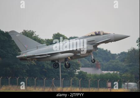 Die Taxis von RAF Euro Fighter Typhoon nach der Landung auf der Start- und Landebahn 25 bei RAF Coningsbis zum 18.. August 2022 Stockfoto