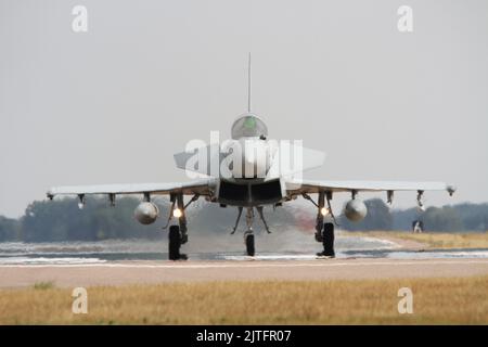 Die Taxis von RAF Euro Fighter Typhoon nach der Landung auf der Start- und Landebahn 25 bei RAF Coningsbis zum 18.. August 2022 Stockfoto