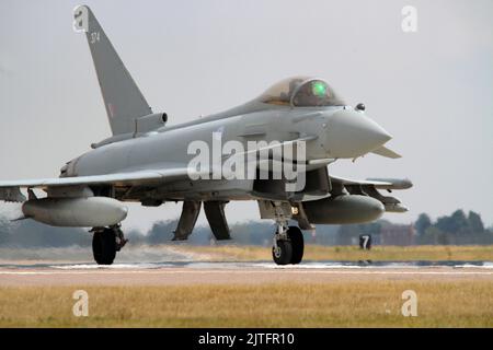 Die Taxis von RAF Euro Fighter Typhoon nach der Landung auf der Start- und Landebahn 25 bei RAF Coningsbis zum 18.. August 2022 Stockfoto