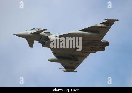 RAF Euro Fighter Typhoon Rufzeichen 'Spartan1' beim Start von der Start- und Landebahn 25 bei RAF Coningsbis zum 18.. August 2022 Stockfoto