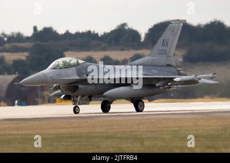 F-16cm Fightimg Falcon, Reg AF 89-0016 landet auf der Start- und Landebahn 07 bei RAF Lakenheath, 30.. August 2022 Stockfoto