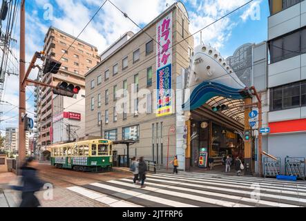 nagasaki, kyushu - 12 2021. dezember: Eine Retro-Straßenbahn hielt vor dem Fußgängerübergang der Hamamachi Arcade-Station am Eingang von Hamano Stockfoto