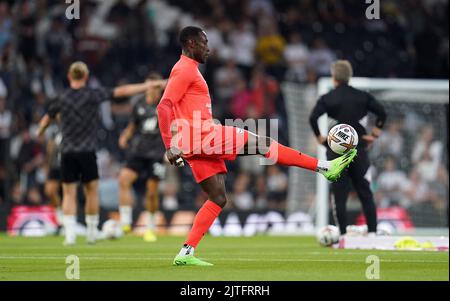 Danny Welbeck von Brighton und Hove Albion erwärmt sich vor dem Premier League-Spiel im Craven Cottage, London. Bilddatum: Dienstag, 30. August 2022. Stockfoto