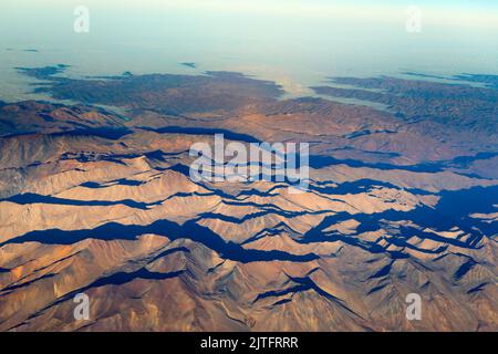 Luftaufnahme des Berggipfels über den Wolken. Stockfoto