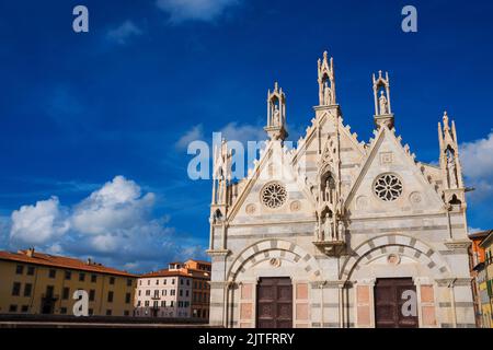 Santa Maria della Spina (St. Maria vom Thorn) entlang der Uferpromenade des Flusses Arno, ein wunderbares Beispiel der gotischen Architektur aus dem 14.. Jahrhundert in Pisa Stockfoto