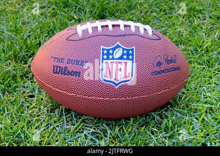 Pittsburgh, Pennsylvania, Vereinigte Staaten. August 30, 2022. Ein American Football Ball mit dem Logo der National Football League (NFL) auf grünem Rasen. Stockfoto