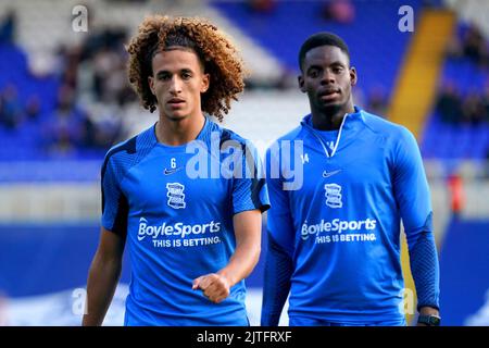 Hannibal Mejbri (links) von Birmingham City und Jonathan Leko wärmen sich vor dem Sky Bet Championship-Spiel in St. Andrew's, Birmingham, auf. Bilddatum: Dienstag, 30. August 2022. Stockfoto