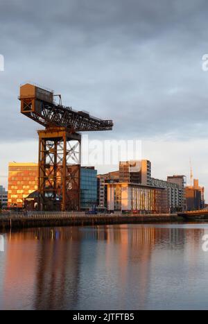 Glasgow, Schottland, Großbritannien, August 21. 2022, Clydeport Crane bei Finnieston neben der Clyde Arc-Brücke in Glasgow Stockfoto