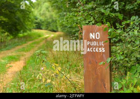 Ein Holzschild „No Public Access“ in der englischen Landschaft in den Chilterns Stockfoto