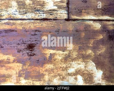Korrodierter Metallhintergrund. Verrostete weiß lackierte Metallwand. Rostiger Metallhintergrund mit Roststreifen. Rostflecken. Die Metalloberfläche verrostete Flecken. Stockfoto