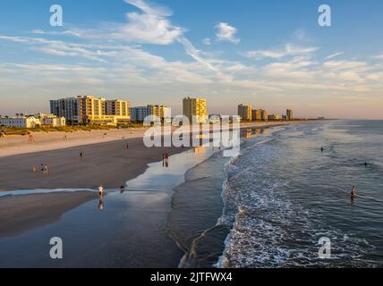 Morgensonne am Jacksonville Beach am Atlantischen Ozean in Jacksonville Beach, Florida, USA Stockfoto