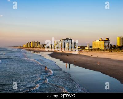 Morgensonne am Jacksonville Beach am Atlantischen Ozean in Jacksonville Beach, Florida, USA Stockfoto