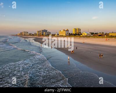 Morgensonne am Jacksonville Beach am Atlantischen Ozean in Jacksonville Beach, Florida, USA Stockfoto