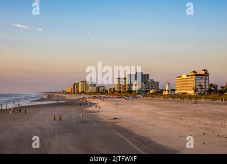 Morgensonne am Jacksonville Beach am Atlantischen Ozean in Jacksonville Beach, Florida, USA Stockfoto