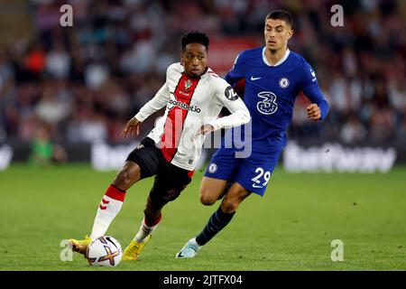 Kyle Walker-Peters von Southampton (links) und Kai Havertz von Chelsea kämpfen während des Spiels der Premier League im St. Mary's Stadium in Southampton um den Ball. Bilddatum: Dienstag, 30. August 2022. Stockfoto