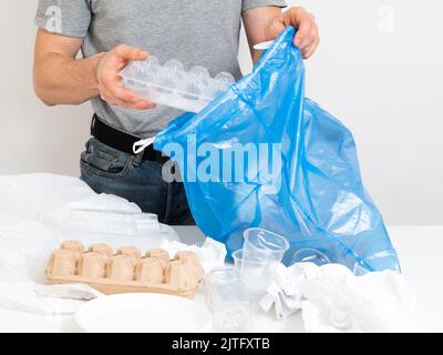 Abfallmanagement Sortierung Recycling von Kunststoffpapier Stockfoto