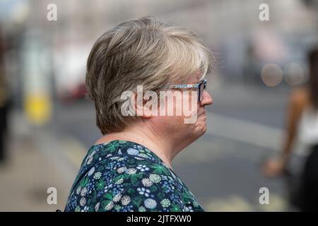 London, Großbritannien. 30. August 2022. Thérèse Coffey, Arbeits- und Pensionsminister, verlässt das Kabinettsbüro, 70 Westminster London UK Kredit: Ian Davidson/Alamy Live News Stockfoto