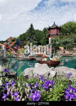 Eine vertikale Aufnahme des Chinesischen Gartens in Montreal, Quebec Stockfoto