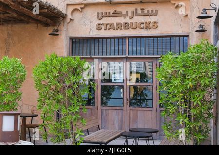 Ungewöhnliche Beschilderung und Außenansicht Starbucks Coffee Shop im historischen Teil von Dubai.Dubai, VAE, 2022. August Stockfoto