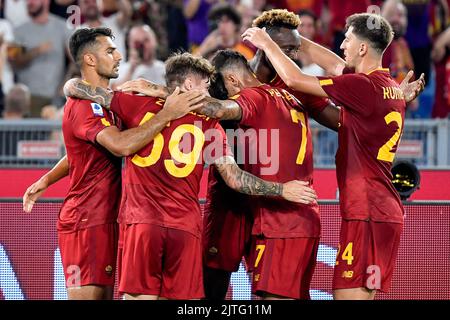 Roma, Italien. 30. August 2022. Paulo Dybala von AS Roma feiert mit Teamkollegen nach dem Tor von 1-0 während der Serie A Fußballspiel zwischen AS Roma und AC Monza im Olimpico-Stadion in Rom (Italien), 30.. August 2022. Foto Andrea Staccioli/Insidefoto Kredit: Insidefoto di andrea staccioli/Alamy Live News Stockfoto