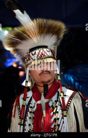 Ein indianischer Mann, Trae Little Sky, posiert für Fotos auf dem jährlichen Santa Fe Indian Market in Santa Fe, New Mexico. Stockfoto