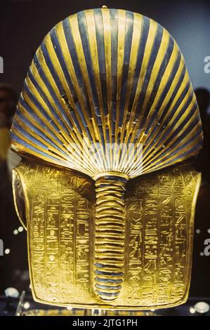 Tutanchamun Maske aus Gold im Kairo Museum, Rückansicht mit Hieroglyphen Stockfoto