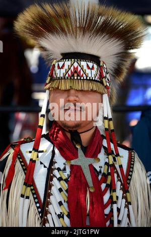 Ein indianischer Mann, Trae Little Sky, posiert für Fotos auf dem jährlichen Santa Fe Indian Market in Santa Fe, New Mexico. Stockfoto