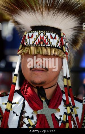 Ein indianischer Mann, Trae Little Sky, posiert für Fotos auf dem jährlichen Santa Fe Indian Market in Santa Fe, New Mexico. Stockfoto