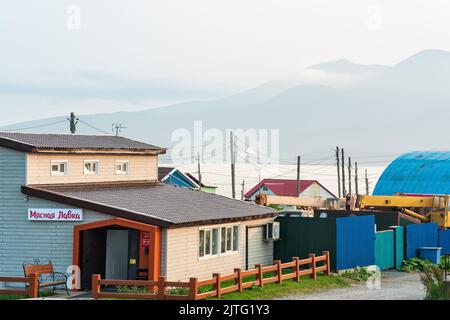 Yuzhno-Kurilsk, Russland - 29. Juli 2022: Landschaft der Yuzhno-Kurilsk Straße auf der Insel Kunashir mit Blick auf die Meeresbucht und Mendelejew Stockfoto