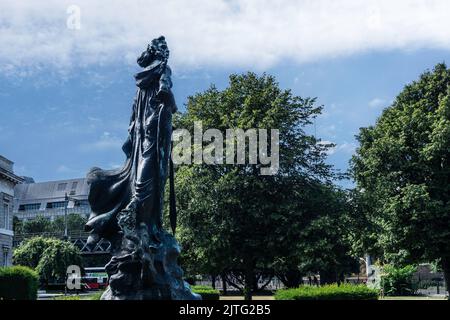 Die freistehende Statue von Éire mit einem sterbenden Soldaten, die von Yann Renard-Goule an der Nordfront des Custom House in Dublin, Irland, gemeißelt wurde. Stockfoto