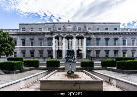 Die freistehende Statue von Éire mit einem sterbenden Soldaten, die von Yann Renard-Goule an der Nordfront des Custom House in Dublin, Irland, gemeißelt wurde. Stockfoto